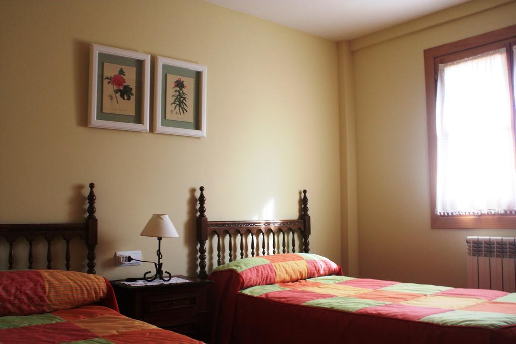 Apartamentos El Rincon De Benas Benasque Szoba fotó