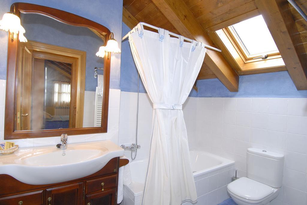 Apartamentos El Rincon De Benas Benasque Szoba fotó